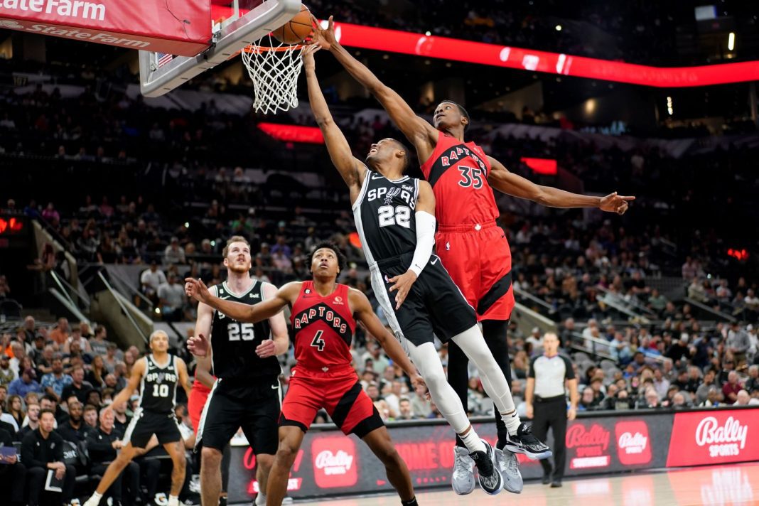 Wysoka porażka San Antonio Spurs z Toronto Raptors. Tylko 2 pkt. Sochana
