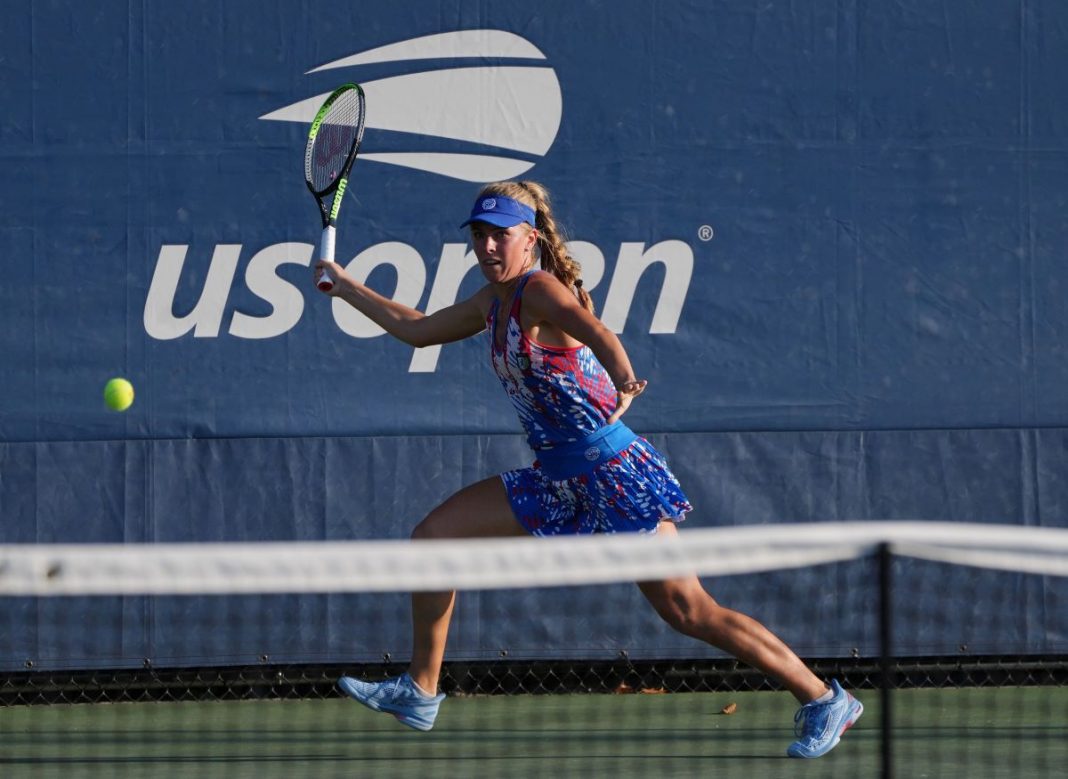 Magdalena Fręch na korcie tenisowym w trakcie meczu
