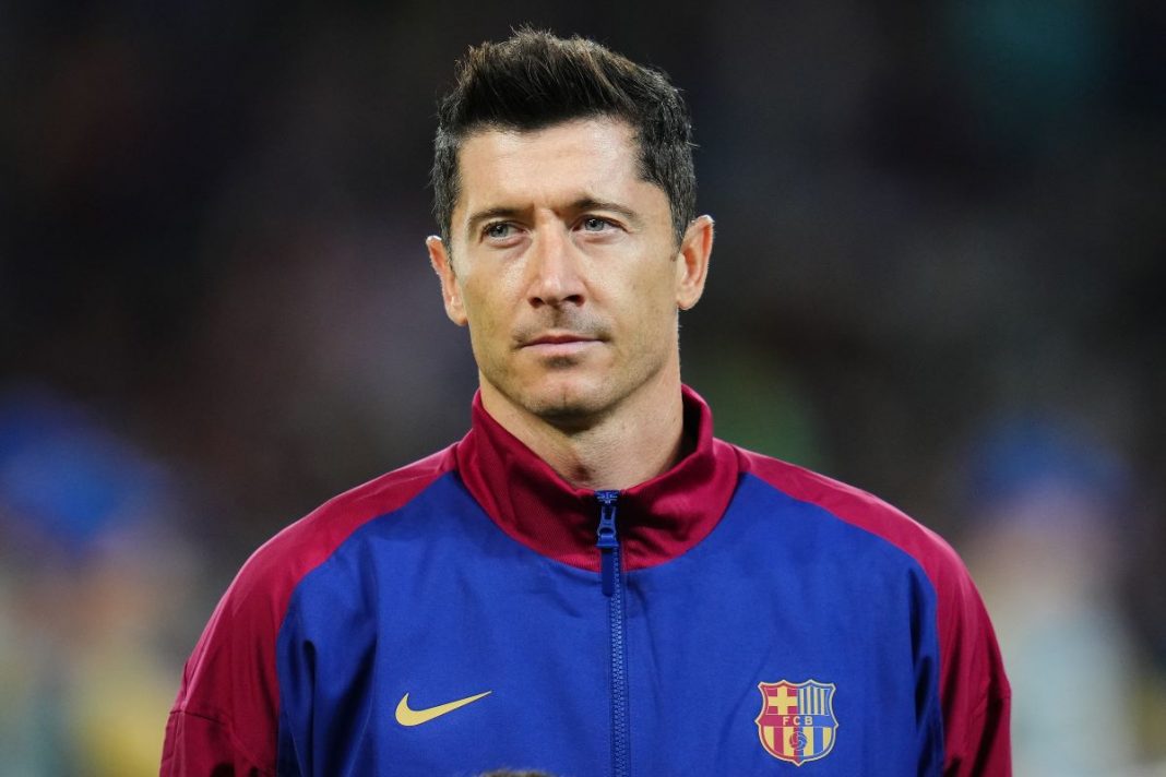 Robert Lewandowski w bluzie FC Barcelony.