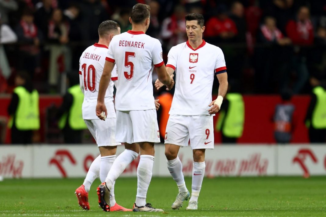 Robert Lewandowski, Jan Bednarek i Piotr Zieliński na murawie.