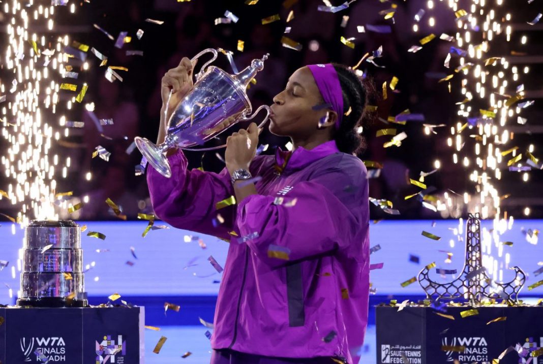 Coco Gauff z trofeum za wygraną w WTA FInals.