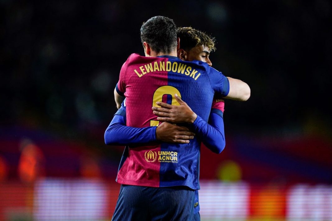 Uścisk Lewandowskiego i Yamala.