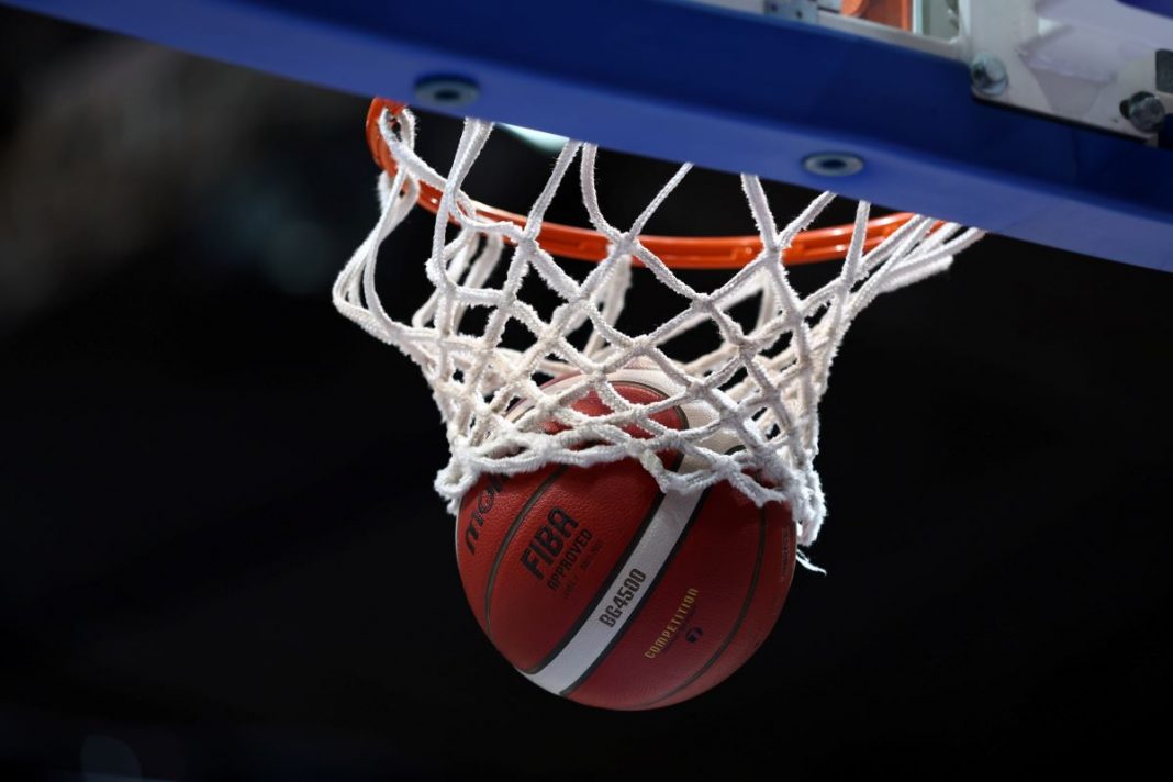 Piłka wpadająca do kosza.