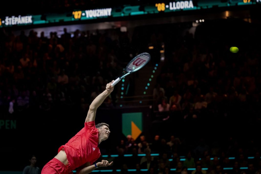 Hubert Hurkacz odbijający piłkę rakietą.