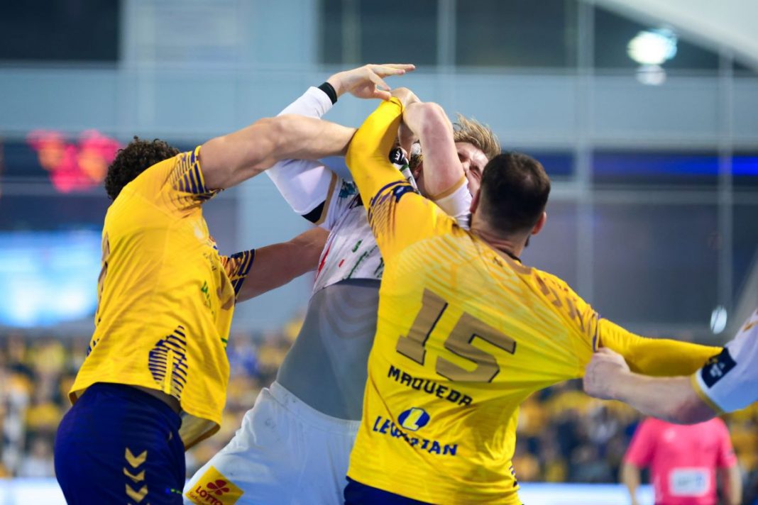 Gracze Industrii powstrzymujący atak rywala.