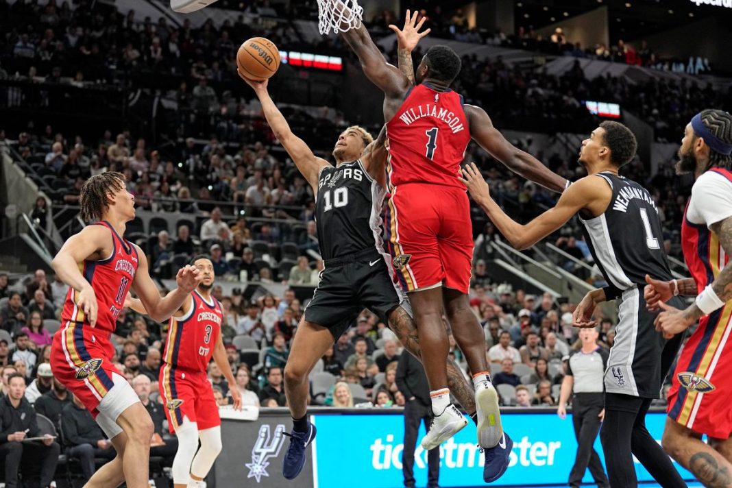 dobry-sochan-pelicans-spurs Sochan w trakcie meczu z Pelicans.