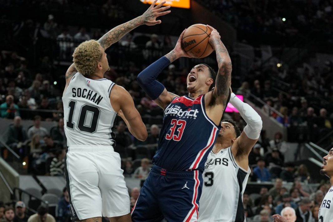 Sochan próbujący blokować rywala.