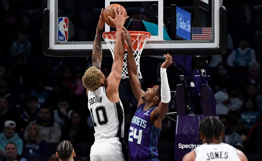 double-double-sochan-hornets-spurs Sochan robiący wsad w meczu z Hornets.