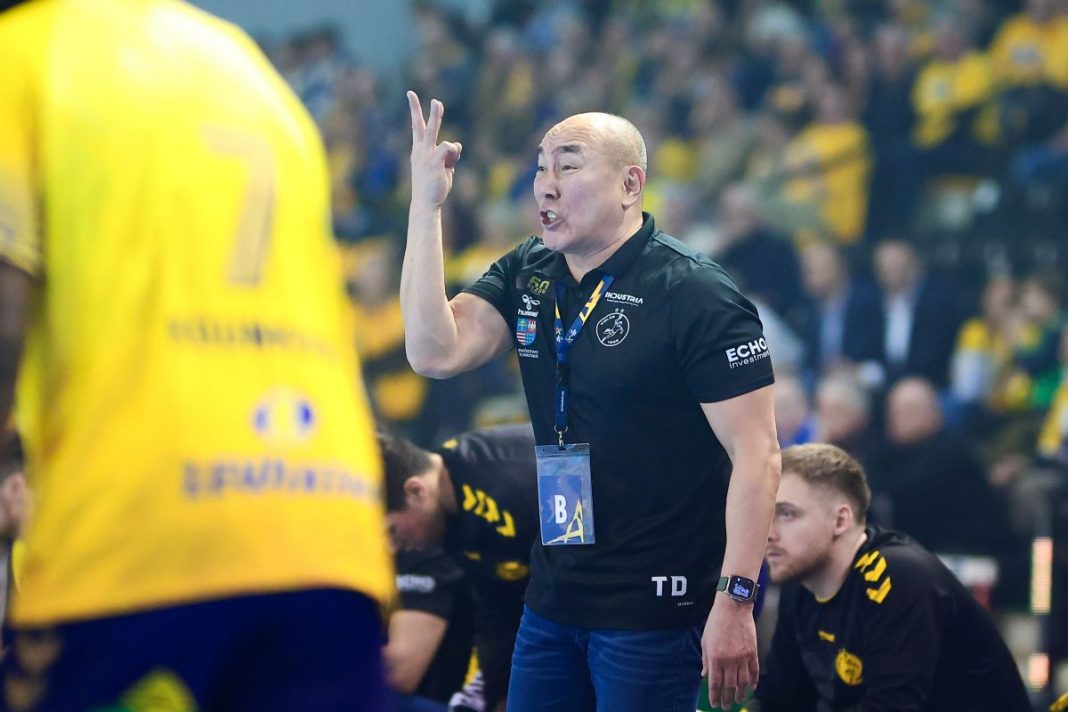 Trener Duszejbajew dający instrukcje zawodnikom.