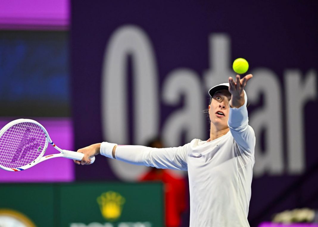 jastremska-swiatek-wta-dubaj Iga Świątek wykonująca serwis.