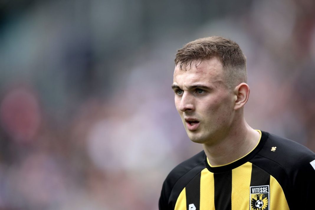 Kacper Kozłowski na zbliżeniu.