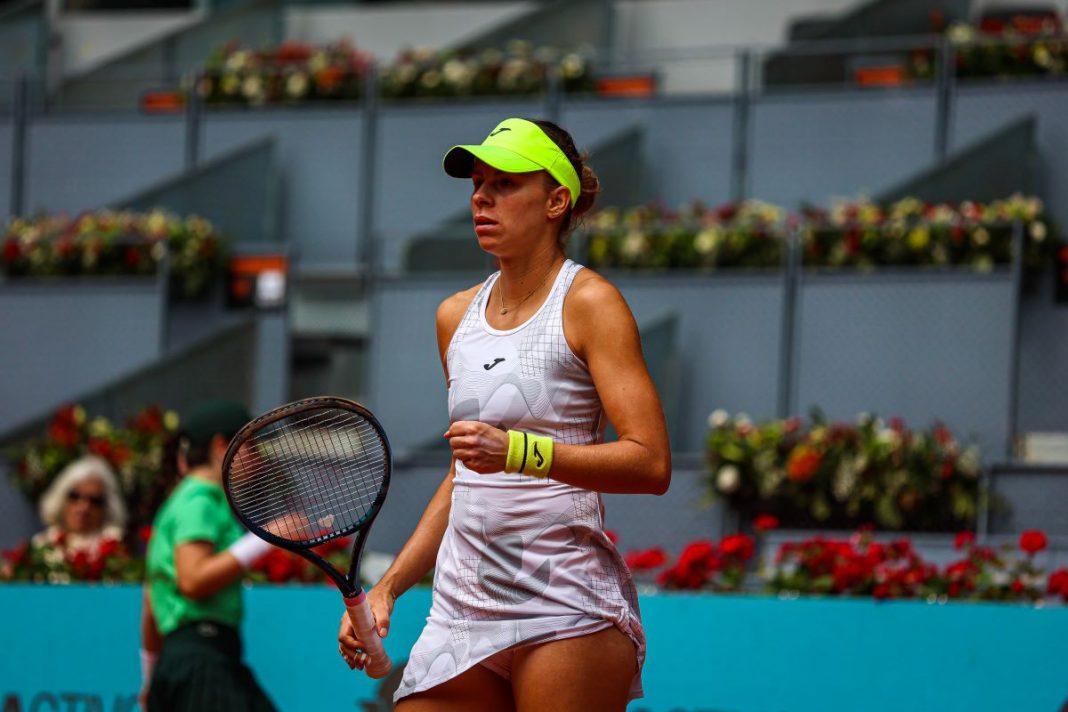 Magda Linette z zaciśniętą pięścią na korcie.