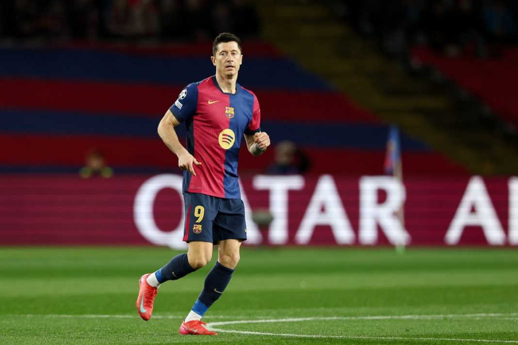 lewandowski-gol-sevilla-barcelona Robert Lewandowski na boisku w barwach FC Barcelony.