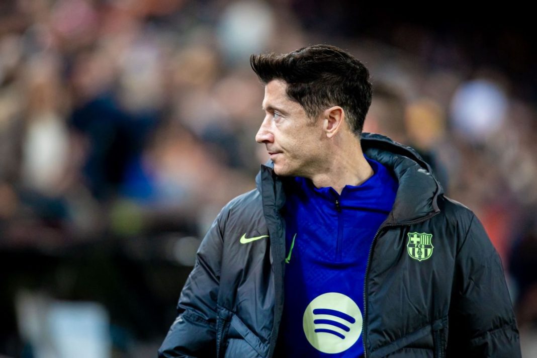 Lewandowski w kurtce FC Barcelony.