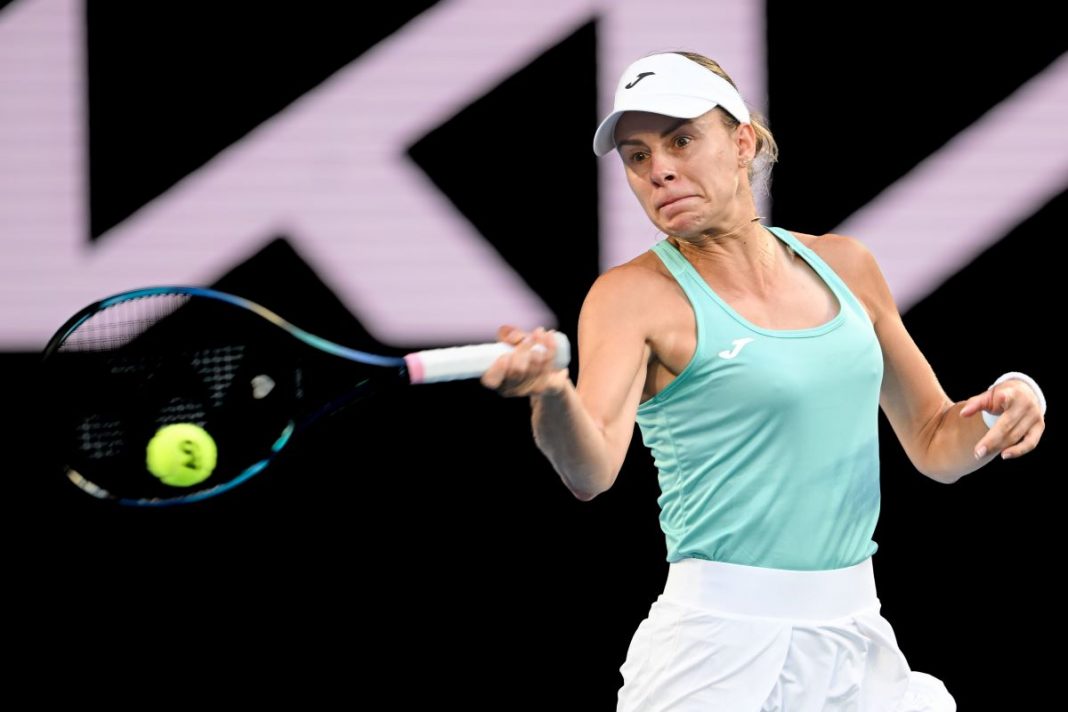 linette-frech-wta-doha Magda Linette odbijająca piłkę na korcie.