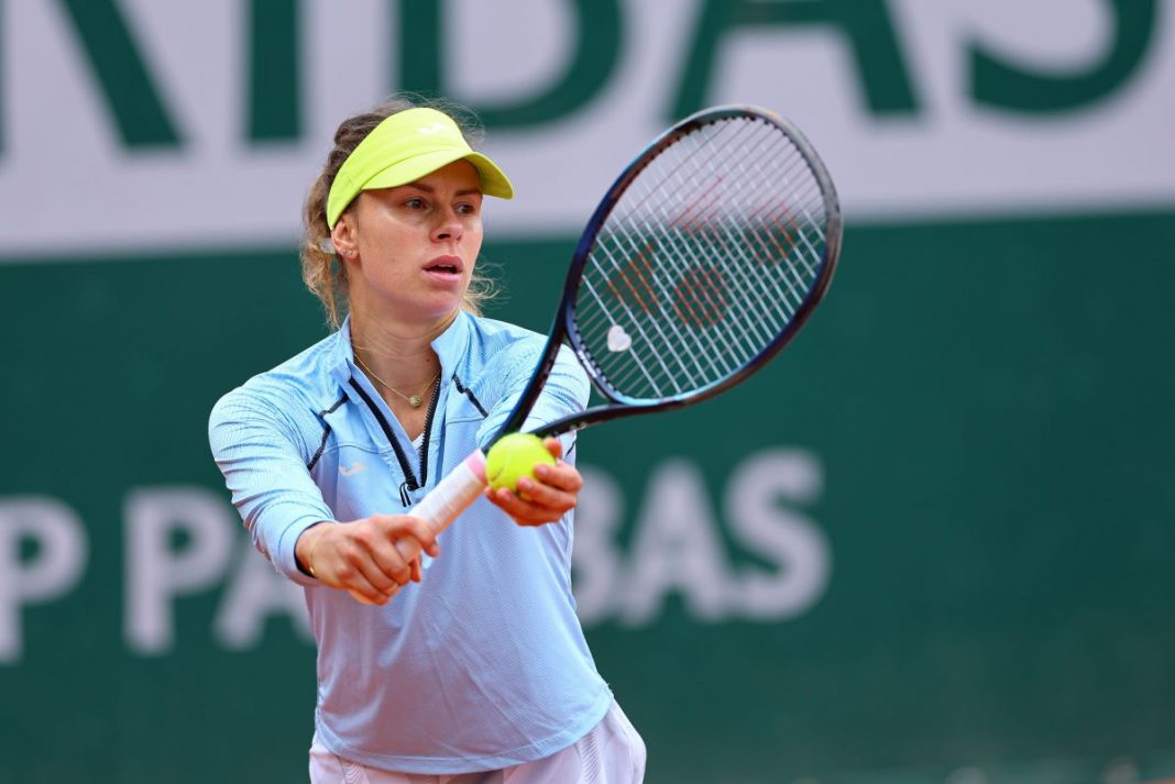 Magda Linette przygotowująca się do serwisu.