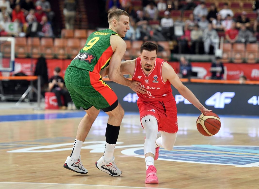 Andrzej Pluta przy piłce.