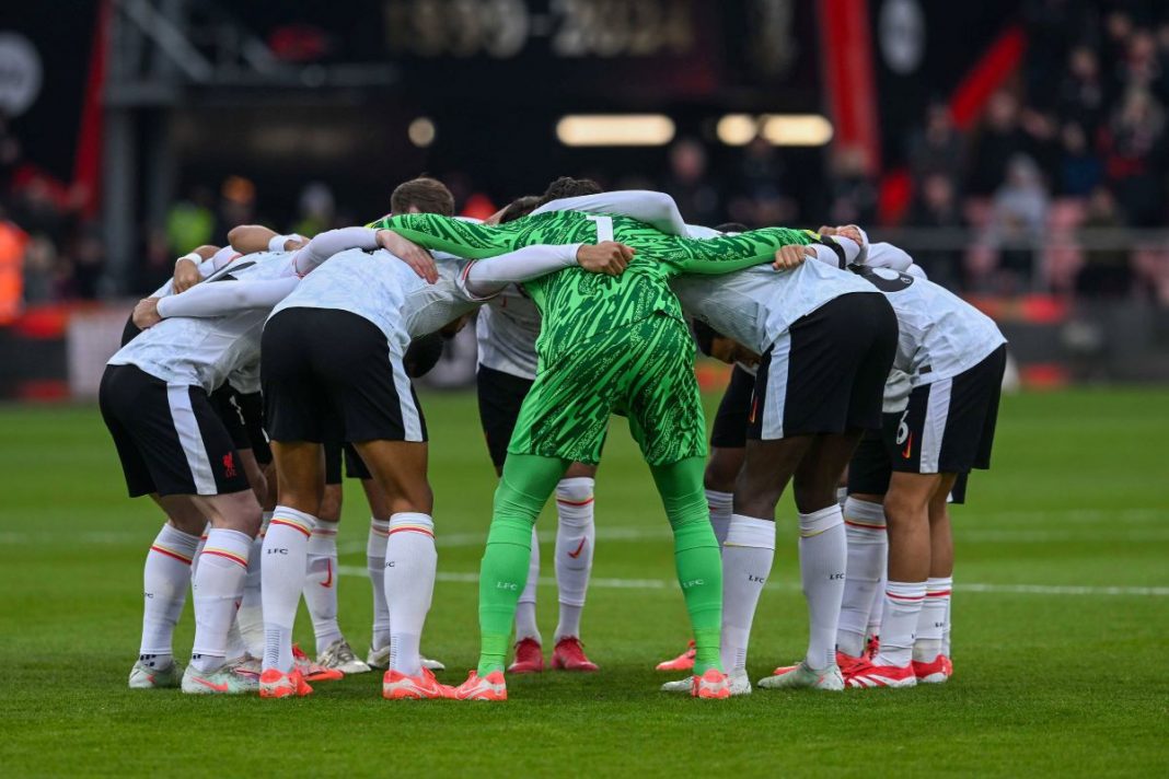 mancity-liverpool-typy-kursy-bonus Piłkarze Liverpoolu w kółeczku przed meczem.