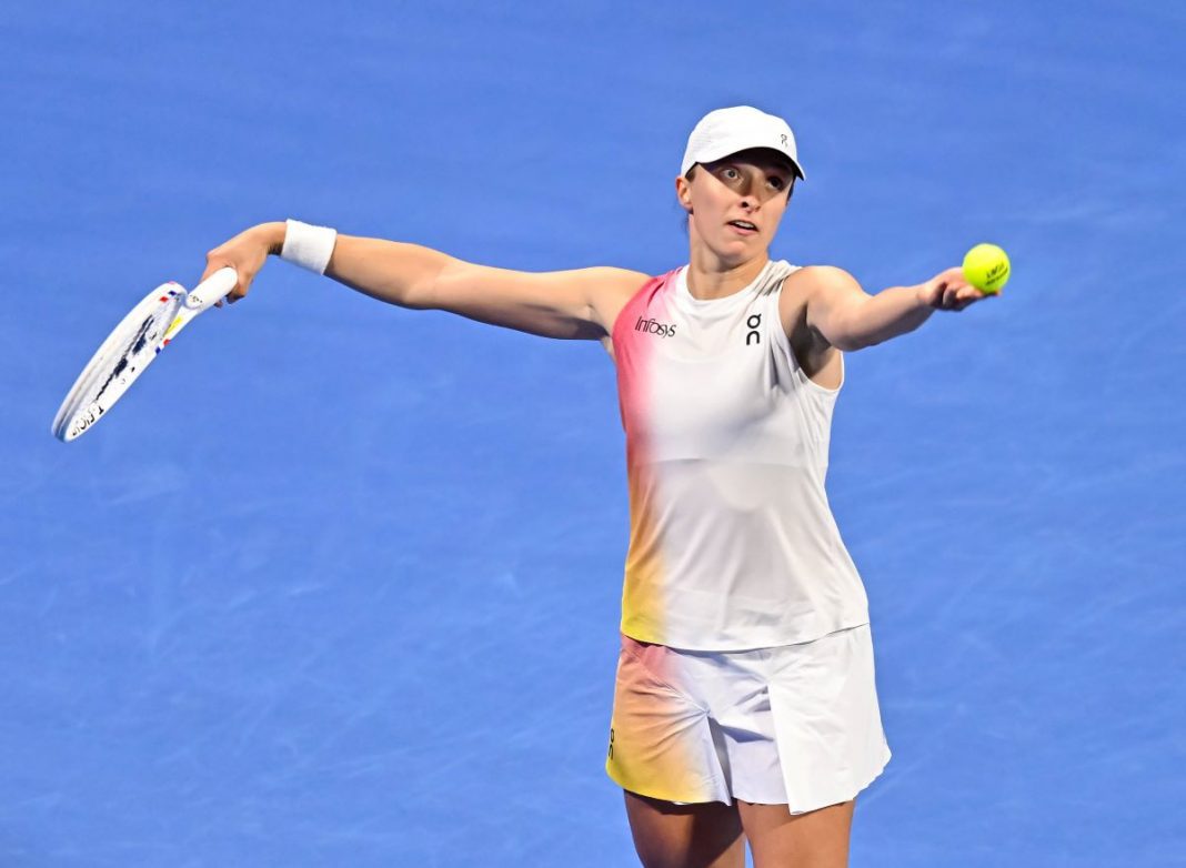 Iga Świątek szykująca się do serwisu.