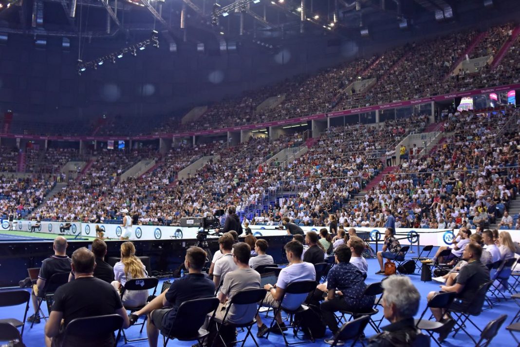 ostapenko-swiatek-typy-kursy-bonus Trybuny kortu tenisowego.