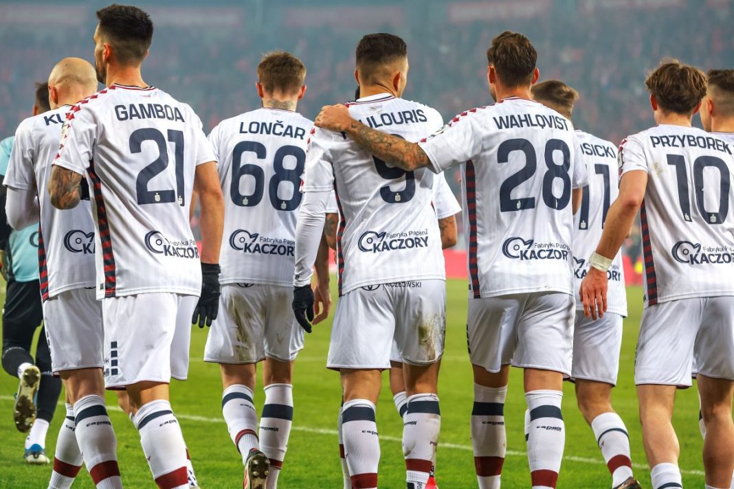 Piłkarze Pogoni Szczecin wychodzący na boisko.