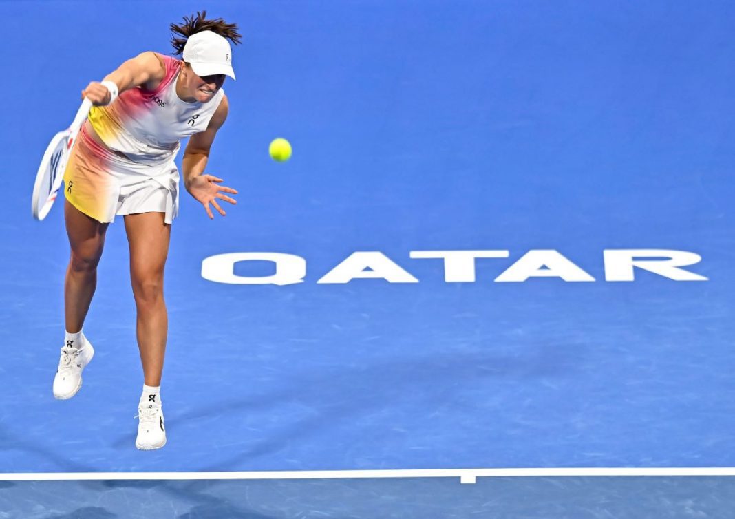 Iga Świątek w trakcie serwisu.