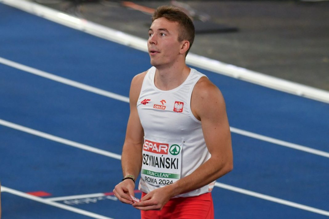 Jakub Szymański na zbliżeniu.