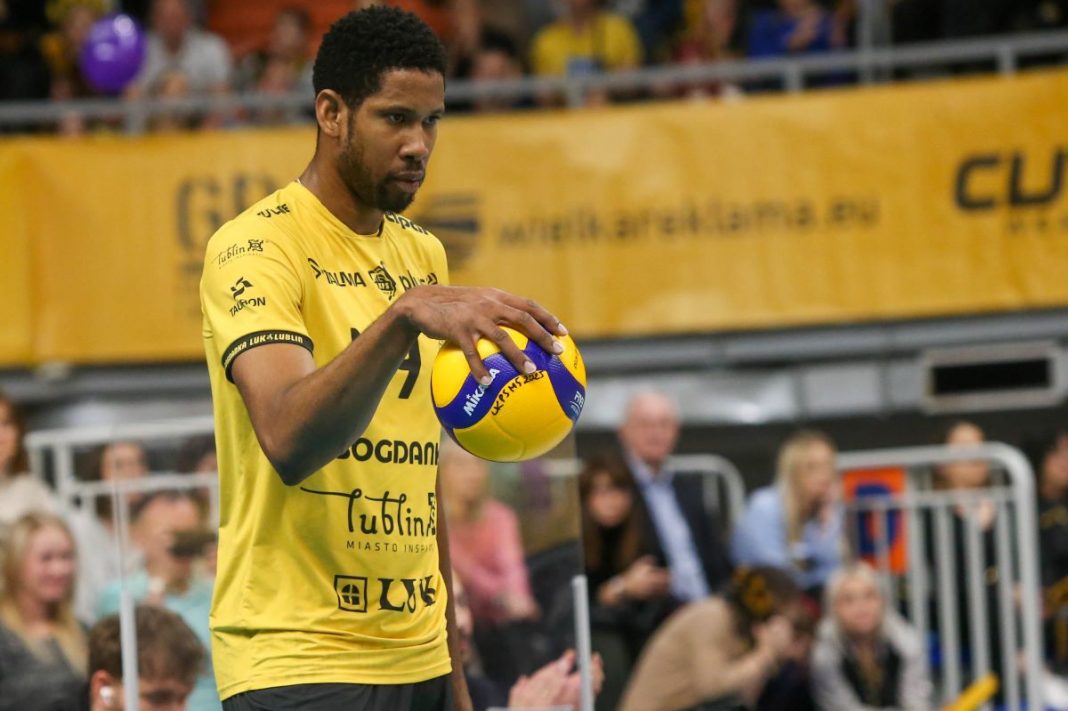 Wilfredo Leon przed serwisem.