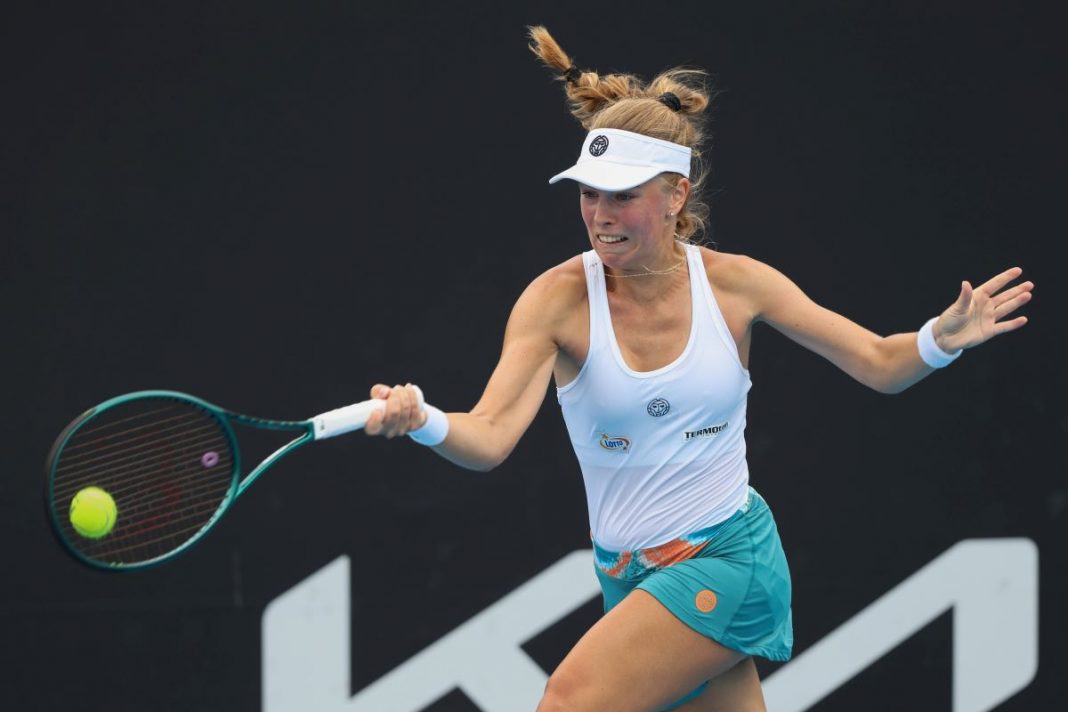 Magdalena Fręch w trakcie meczu tenisowego.