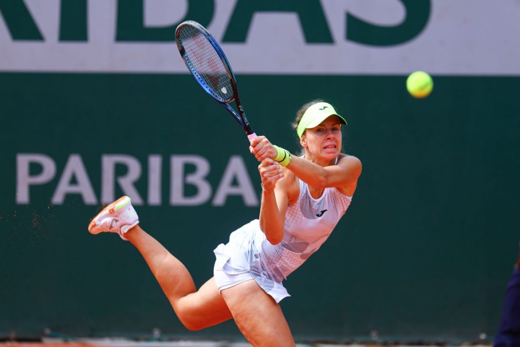 Magda Linette w trakcie wymiany na korcie.
