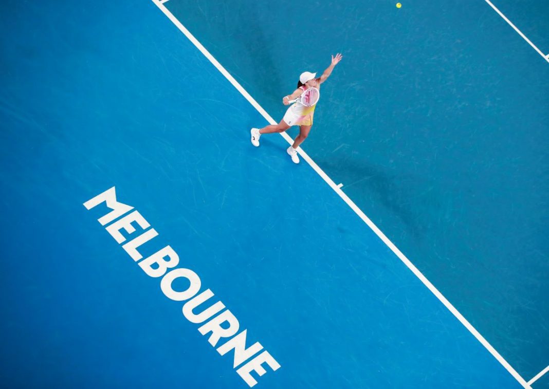 Iga Świątek wykonująca serwis.