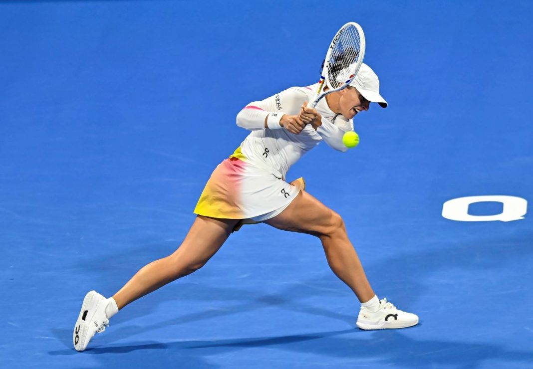 Iga Świątek w trakcie wymiany na korcie.