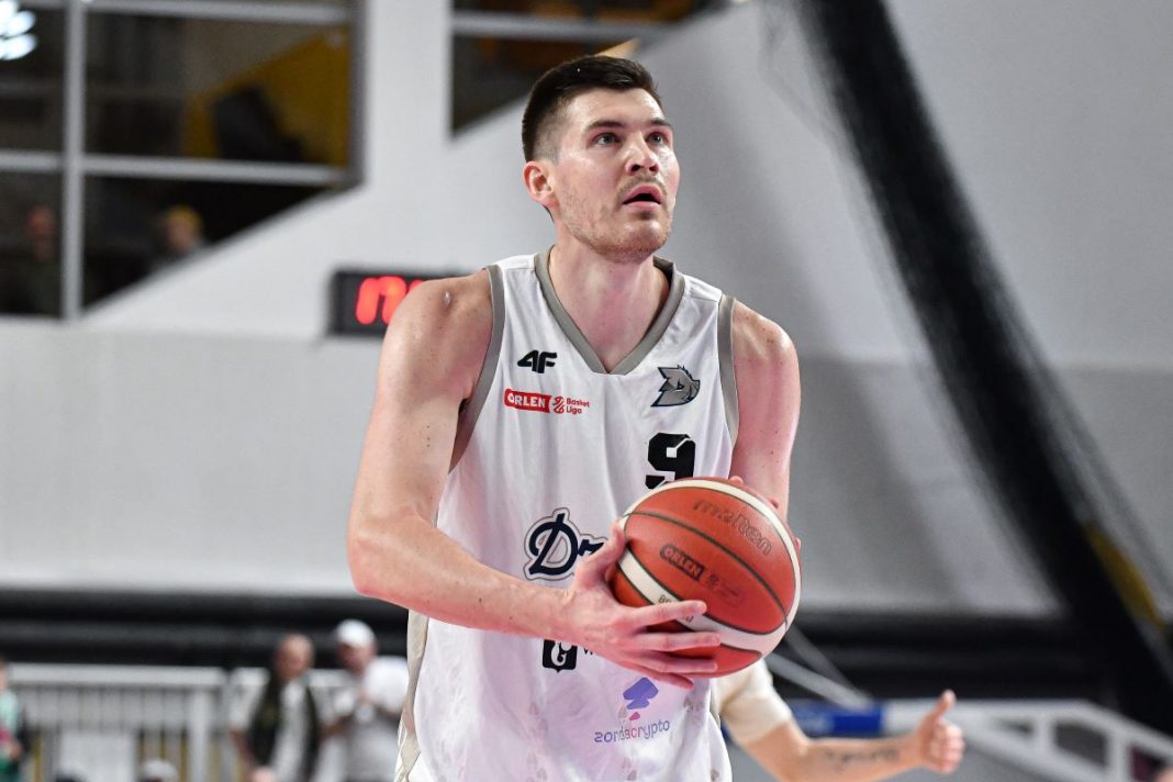 John Fulkerson oddający rzut.