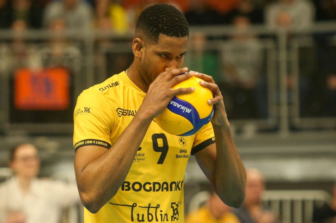 Wilfredo Leon z piłką przed serwisem.