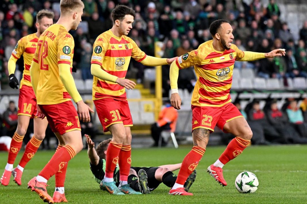 Piłkarze Jagiellonii przy piłce.