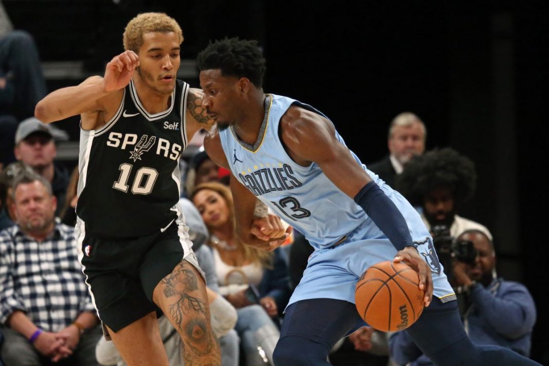 Sochan powstrzymujący gracza Grizzlies.