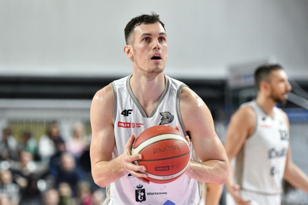 Piotr Pamuła oddający rzut.