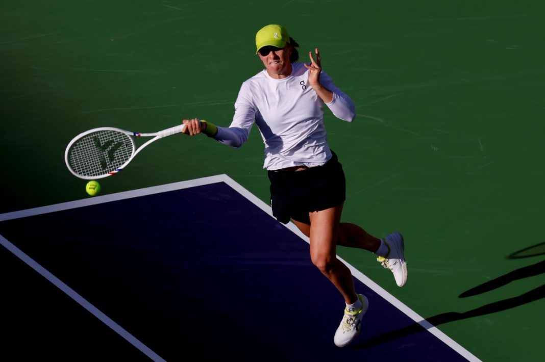 garcia-swiatek-wta-miami Iga Świątek w trakcie gry na korcie.