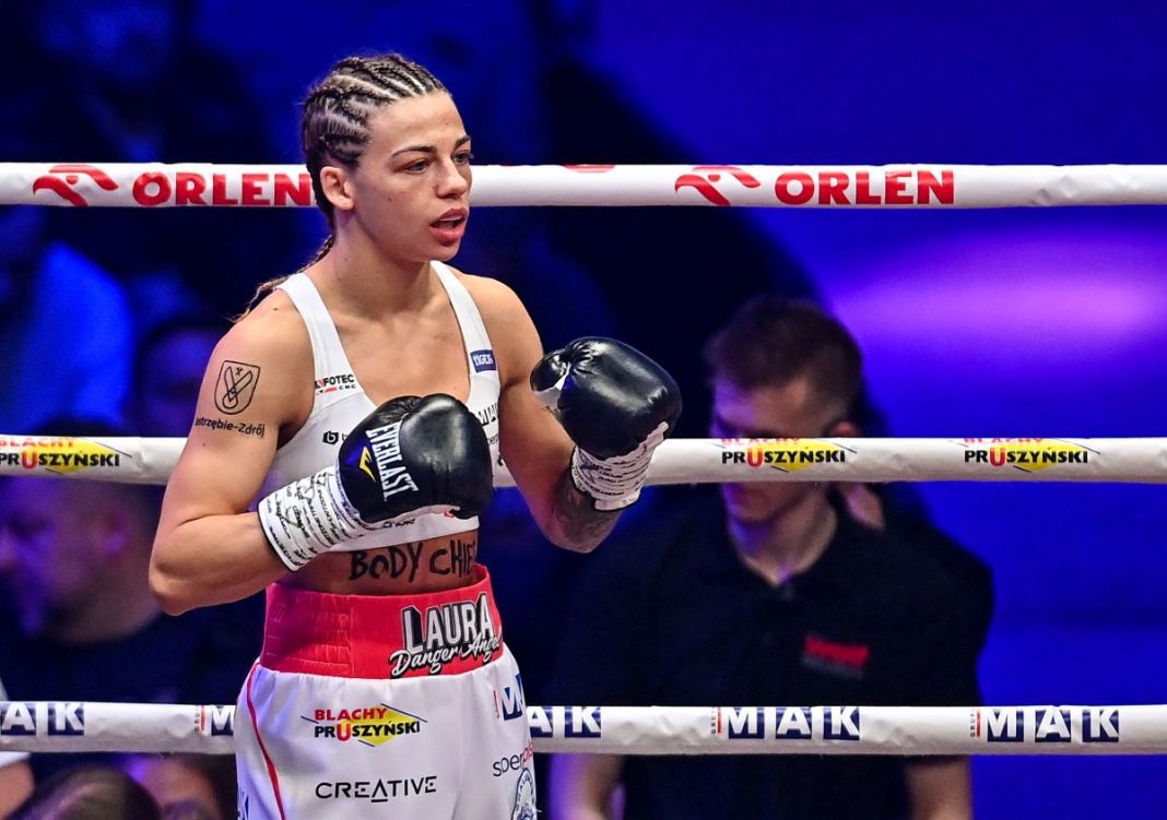 Laura Grzyb w ringu bokserskim.