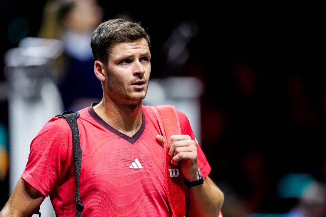 Hubert Hurkacz w czerwonej koszulce.