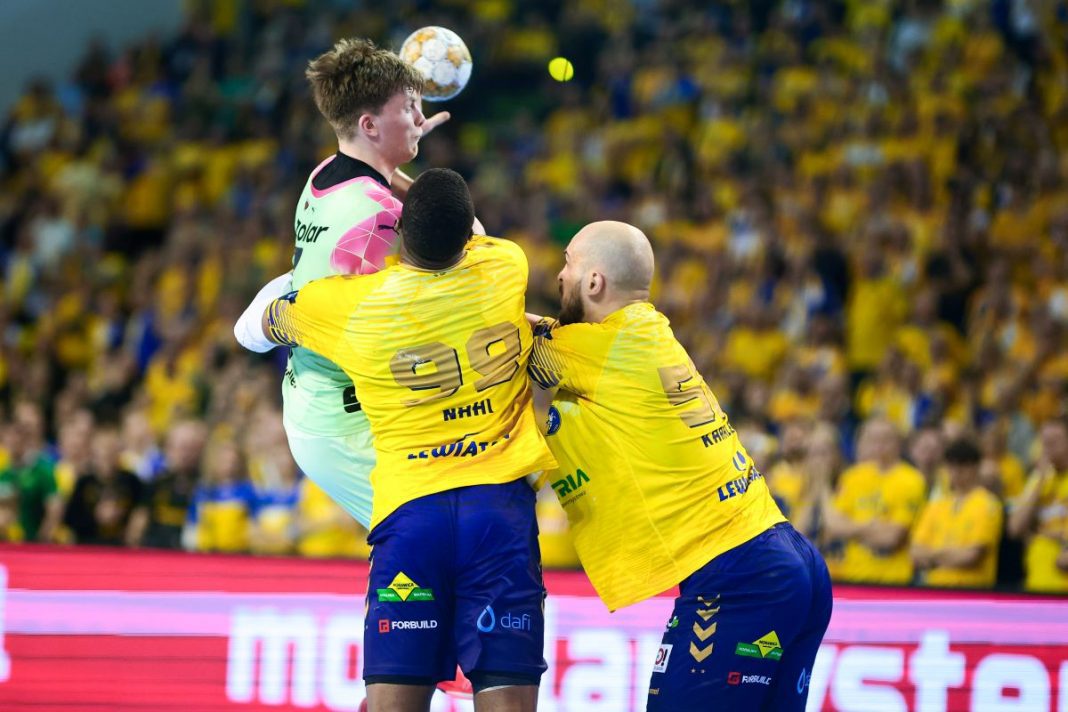 Gracze Industrii próbujący powstrzymać rywala.