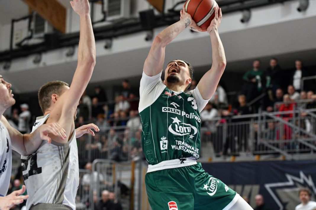 Andrzej Pluta oddający rzut.