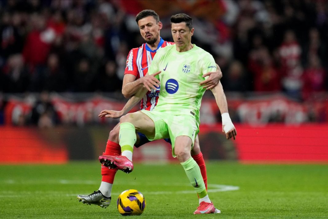 Robert Lewandowski przyjmujący piłkę.