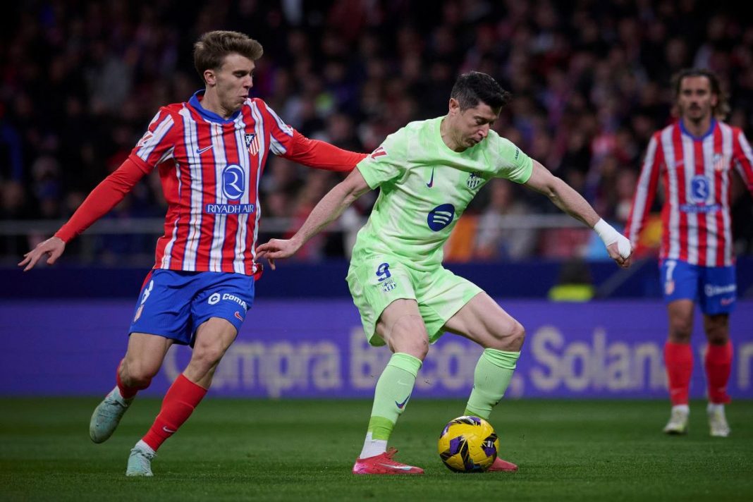 Lewandowski przy piłce w meczu z Atletico.