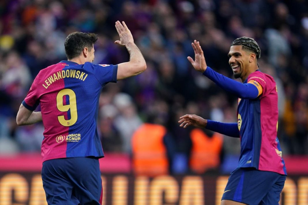 lewandowski-gol-barcelona-real-sociedad Lewandowski przybijający piątkę z Araujo.