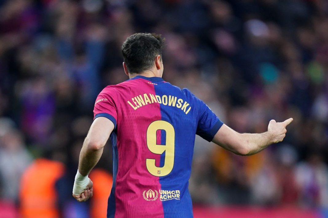 lewandowski-gol-sociedad-podsumowanie-weekendu Lewandowski cieszący się po golu.