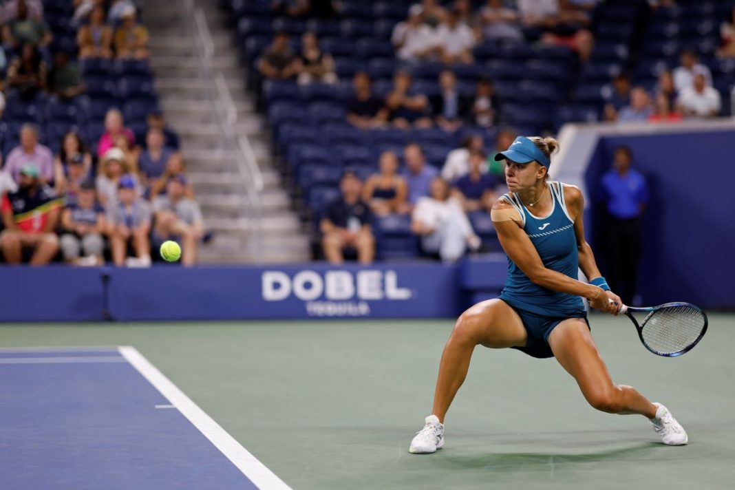 Magda Linette w trakcie wymiany tenisowej.