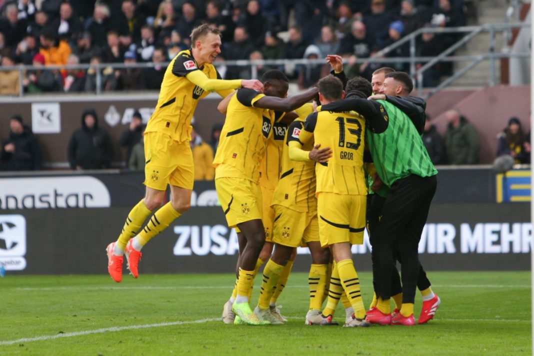 lipsk-borussia-typy-kursy-bonus Radość piłkarzy Borussii Dortmund.