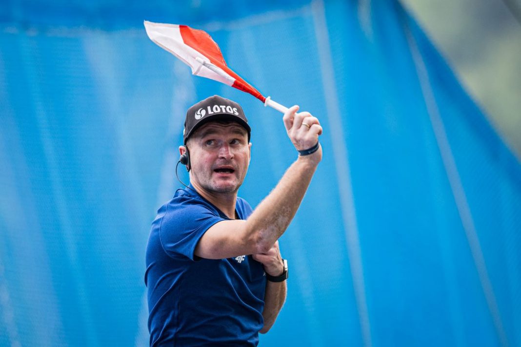 Maciej Maciusiak z flagą Polski.