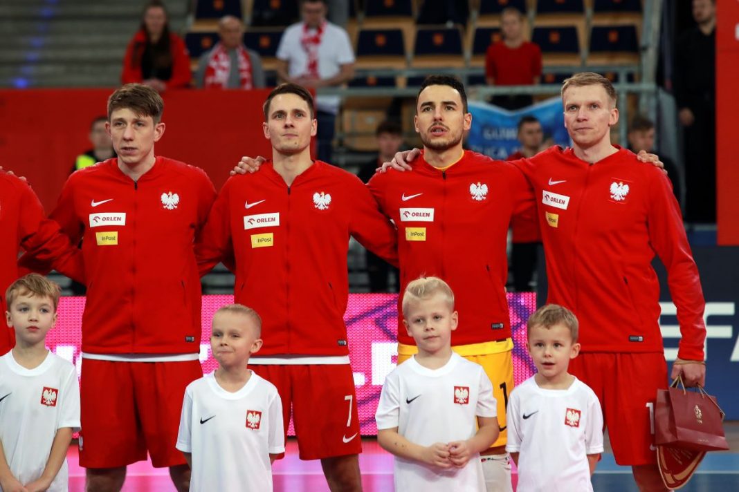 Reprezentanci Polski w futsalu w trakcie hymnu.